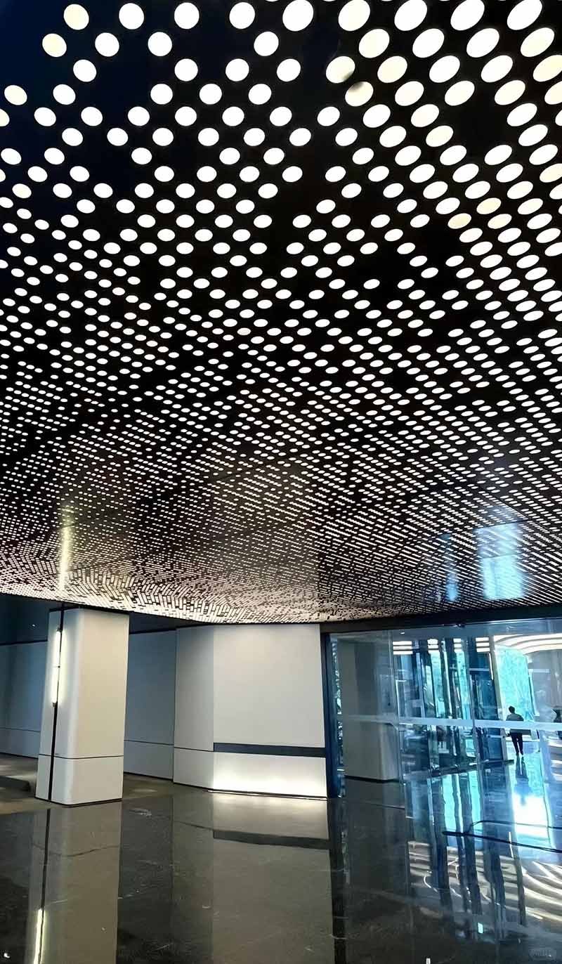 Suspended metal ceiling system installed in a modern architectural project