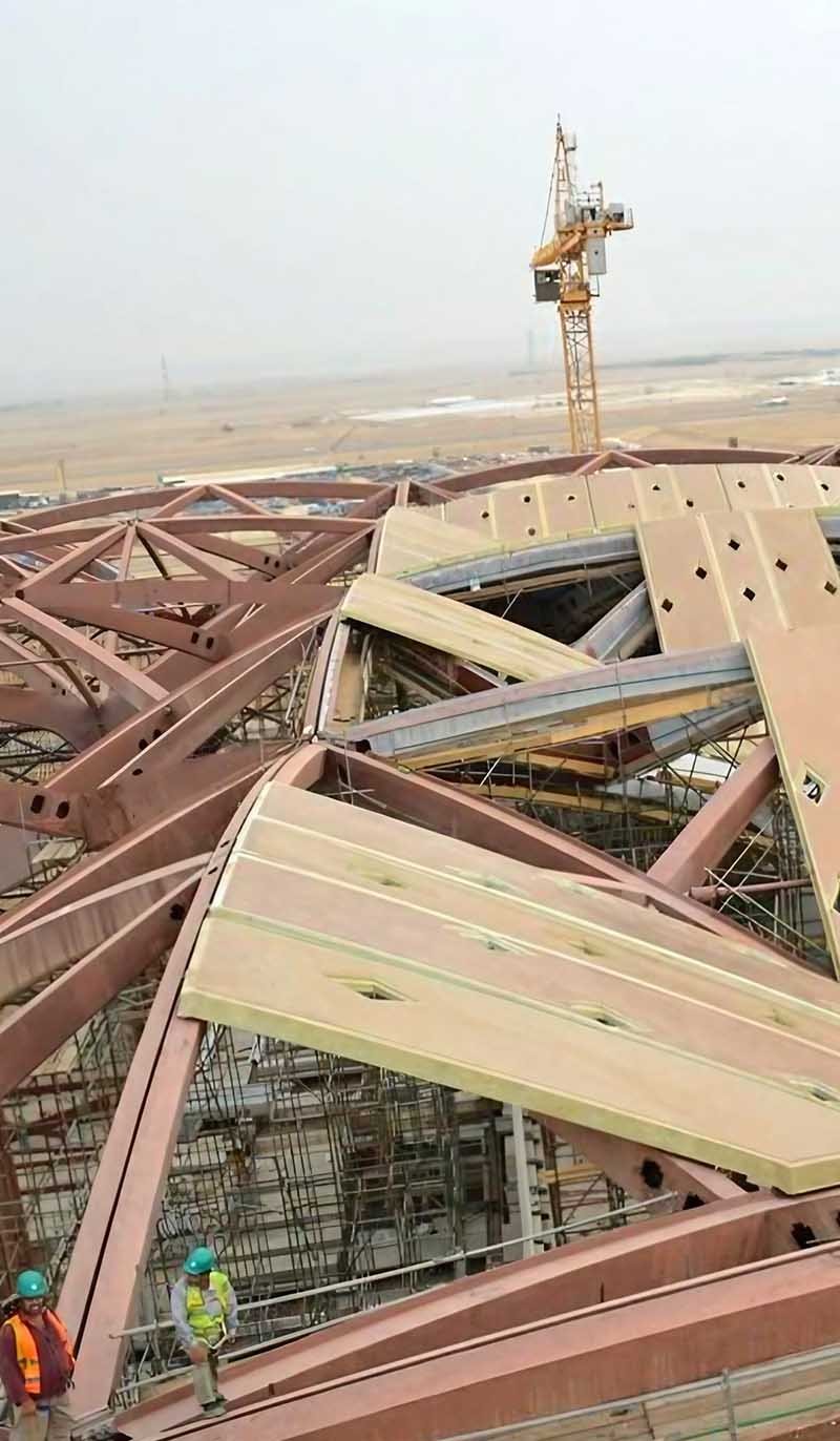 Metal roofing system with a spacious canopy for train stations and airports